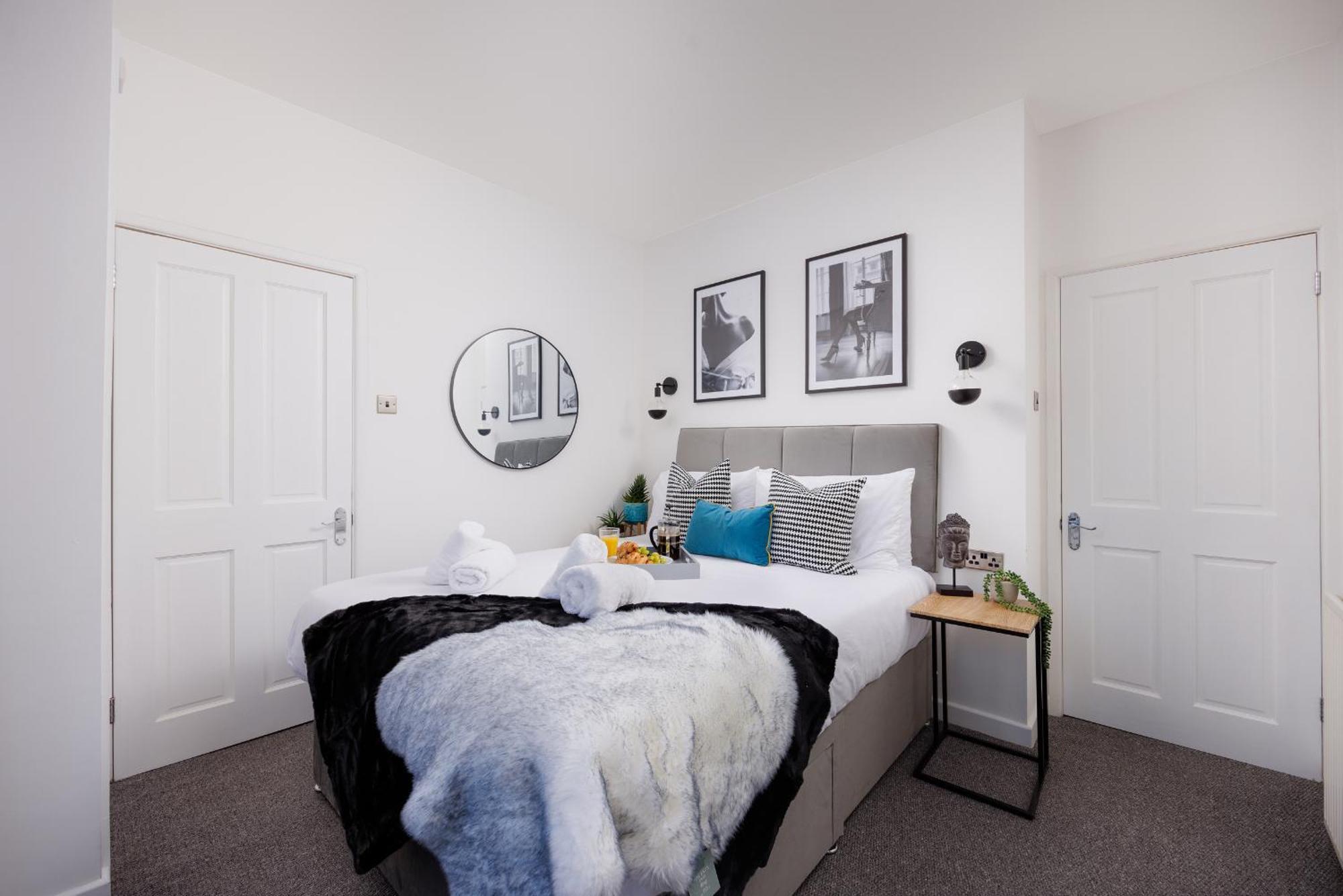 Boujis Central Plymouth Apartment - Sleeps 4 - Habita Property Bagian luar foto