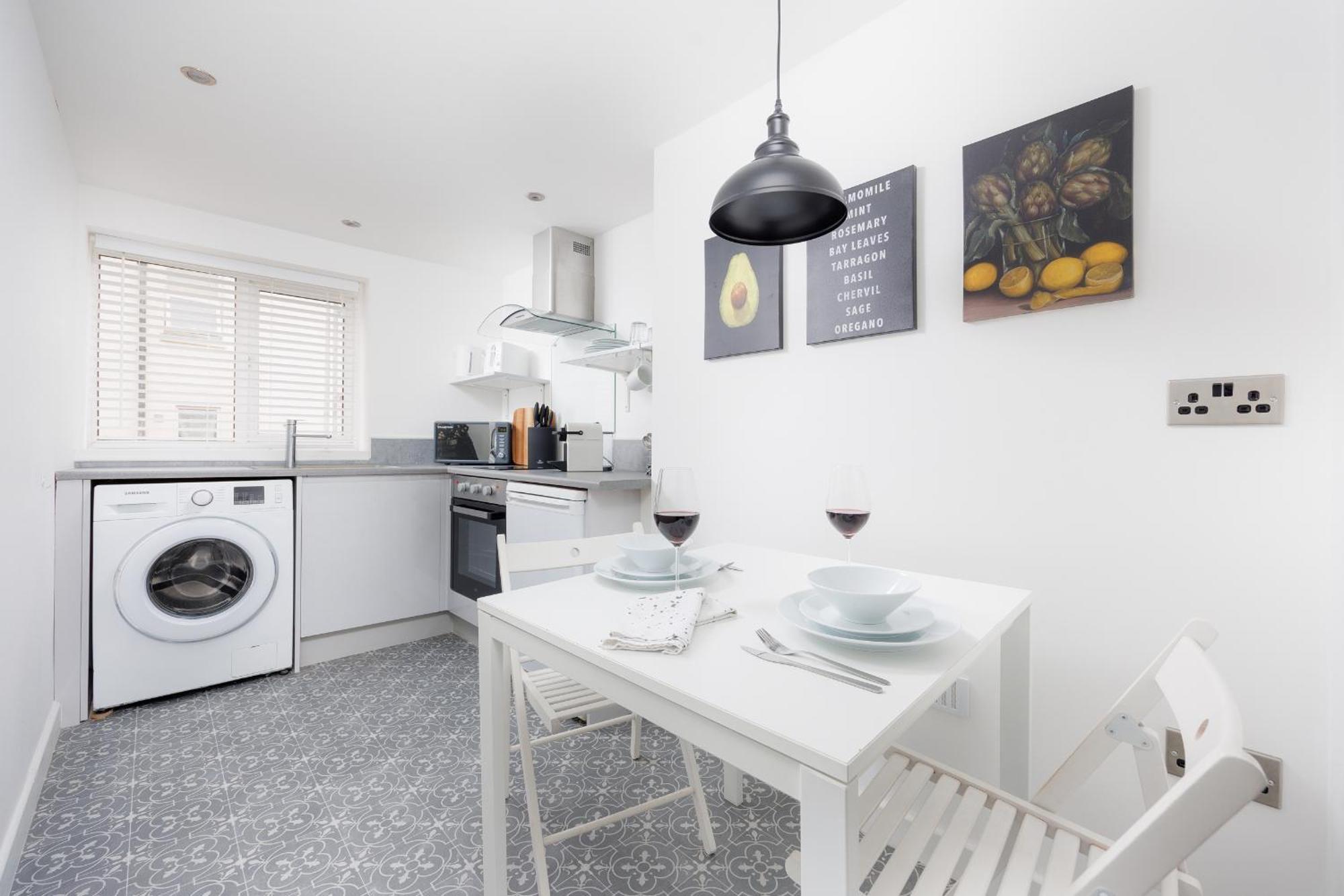 Boujis Central Plymouth Apartment - Sleeps 4 - Habita Property Bagian luar foto
